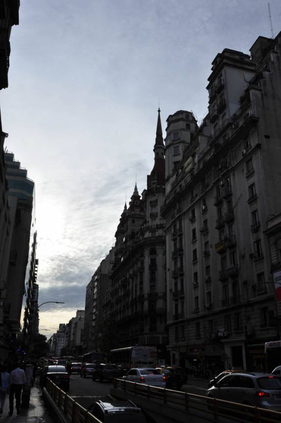 Cores de fim de tarde nos céus de Buenos Aires, capital da Argentina